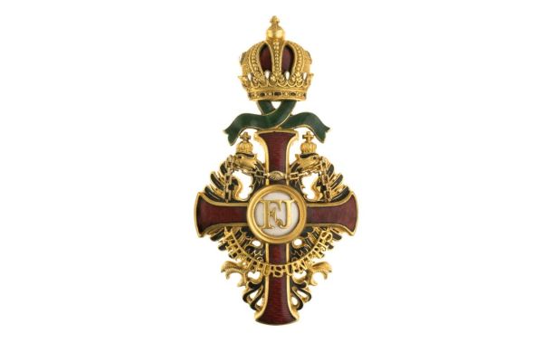 Orden Franje Josipa osnovao je car Franjo Josip I., 2. prosinca 1849., povodom godišnjice svoje vladavine. Odlikovanje se dodjeljivalo za izuzetne građanske zasluge, posebno diplomatima. Odlikovanje je mogao dobiti svatko bez obzira na nacionalnost vjeru i položaj u društvu. Početkom Prvog svjetskog rata dodjeljivanje je prošireno i na vojsku.
