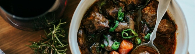 Kako pripremiti savršeno janjeće varivo – brzi recept od 450 kcal gotovo za samo 30 minuta