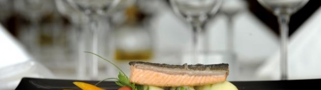 Riba na vašem tanjuru: pastrva s pireom od poriluka i kremom od avokada
