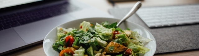 Tofu u Caprese salati slastan je brzi nutricionistički obrok