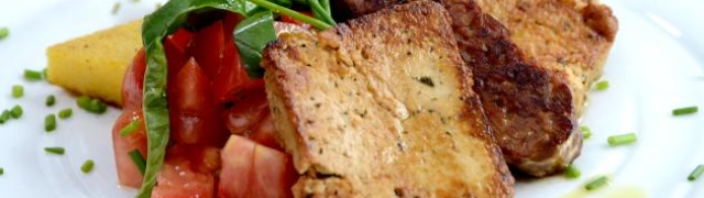 Marinitani tempeh i marinirani seitan posluženi uz grill palentu i salatu od rajčice i bosiljka