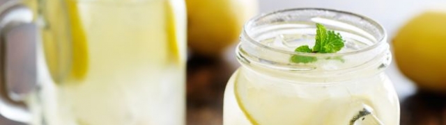 Sok vitaminska bomba: limunada s bosiljkom i mentom zaslađena medom