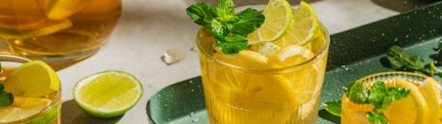 Sok vitaminska bomba: limunada s bosiljkom i mentom zaslađena medom