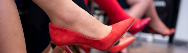 Novi odvažni koraci žena u crvenim cipelama