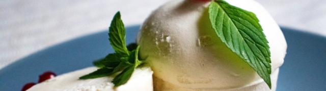 Voćni kolač s ribizlom i jabukama osvježenje je kakvo tražite