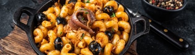 Puttanesca od srdela i rigatoni tjestenine – jedite u ljeti kao pravi Talijani
