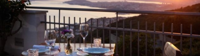 Okusi tradicionalne dalmatinske spize s pogledom na Split koji oduzima dah