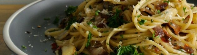 Šareni recept za salatu s tjesteninom, povrćem, šunkom i sirom