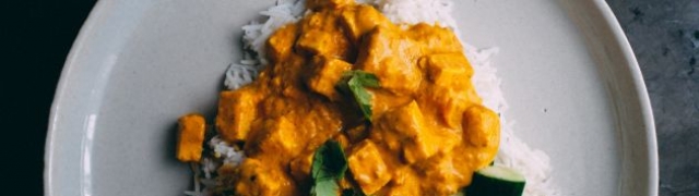 Jednostavna curry piletina s kokosovim mlijekom i basmati rižom