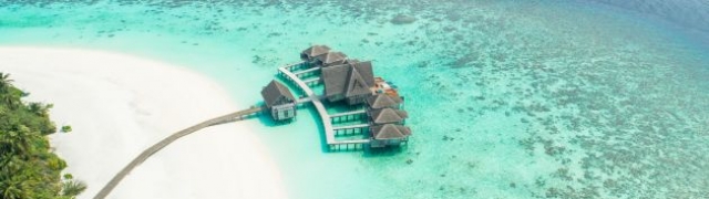 Maldivi kriju otok Kunfunadhoo s rajskim plažama i tirkiznim morem koje vrvi životom