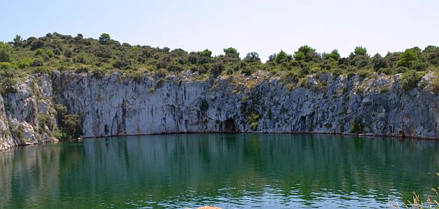 Obišli smo jezero Zmajevo oko – predivni prirodni fenomen Hrvatske