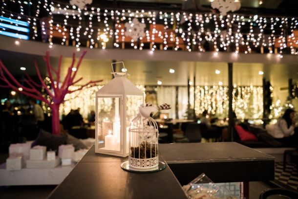 hugos-bar-1