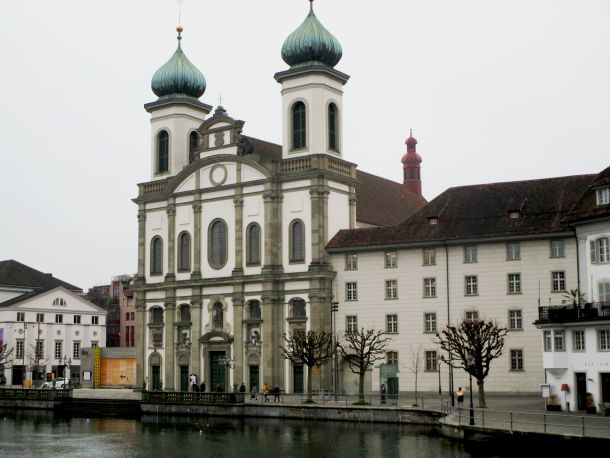 isusovacka-crkva-luzern