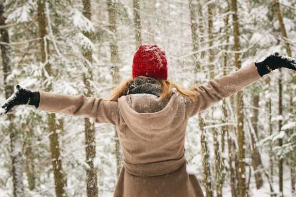 zima hodanje žena snijeg sreća