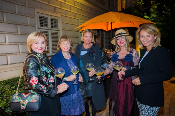 Ana Lisak Dubravka Tomeković s prijateljicom, Mirjana Brlečić i Jasna Mohor