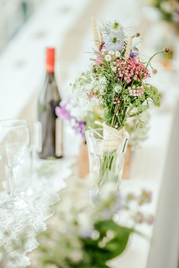 cvijeće stol vino