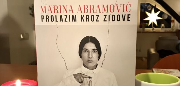 Prolazim kroz zidove – Marina Abramović