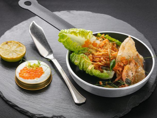 Rösti od celera, pečeni kavijar od pastrve, dimljena pastrva, topla krema od celera