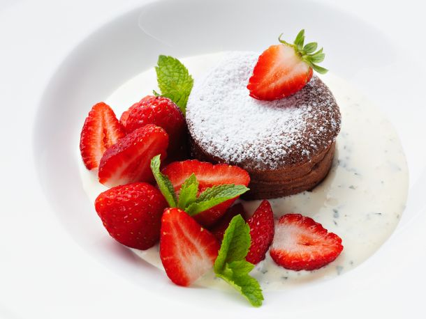 Topli čokoladni kolač s jagodama, krema od mente i vanilije