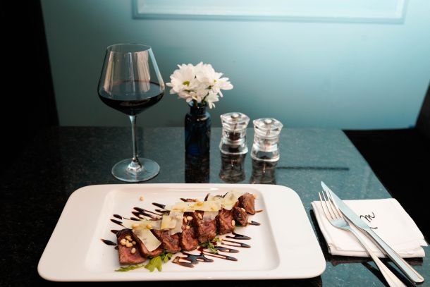 Beef tagliata na rikoli