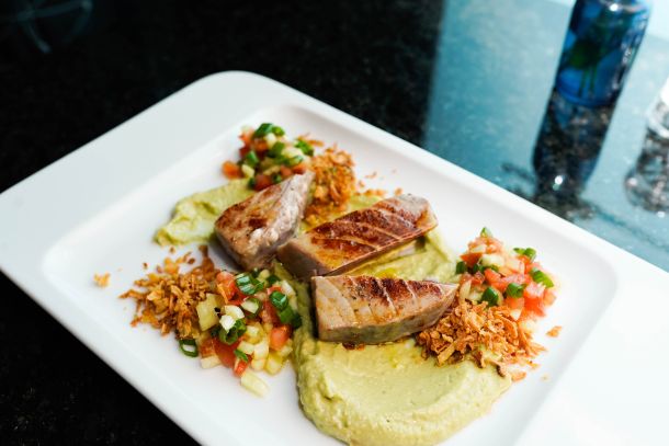 Tuna steak, guacamole, przeni luk, svjeza salsa