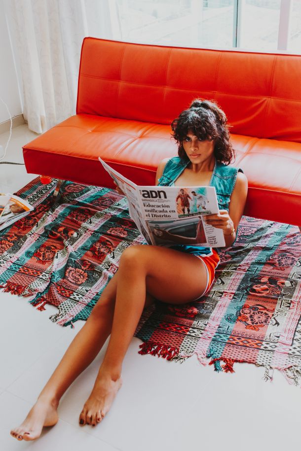 žena čitanje fashion interijer
