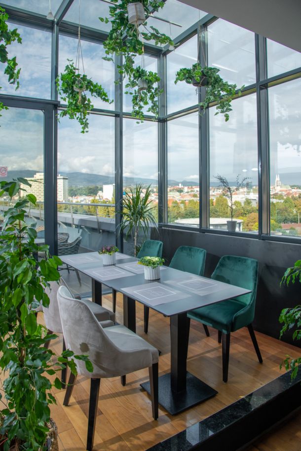 EATERIA restoran sa zimskim vrtom