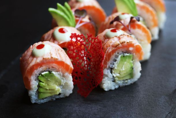 sushi zimska Himura losos rolicu