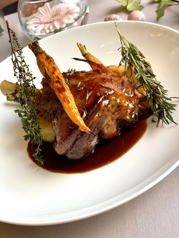 Gourmet ponuda - Pečena janjeća koljenica s mladim krumpirom i mrkvom - 2