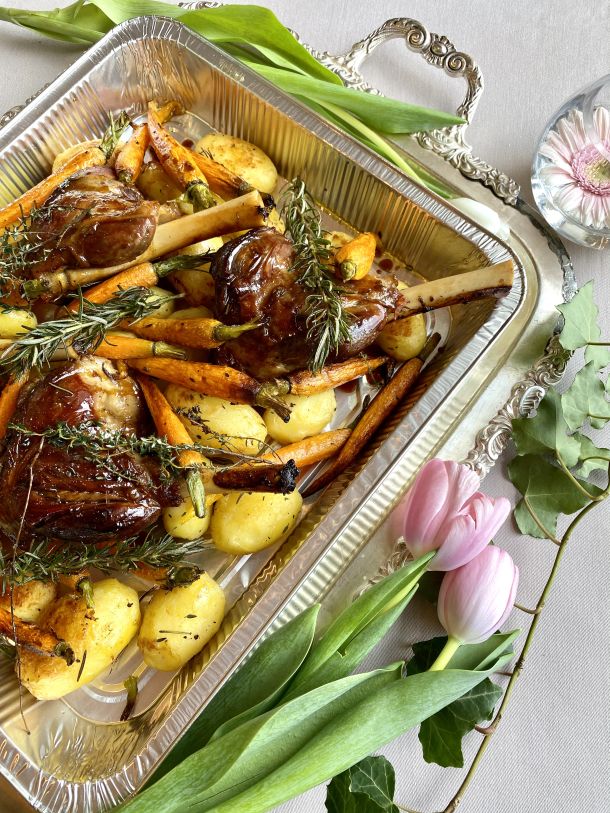 Gourmet ponuda - Pečena janjeća koljenica s mladim krumpirom i mrkvom - 4