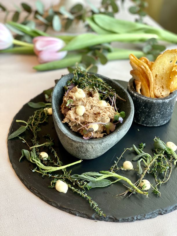 Gourmet ponuda - Rillettes od patke, gel od češnjaka, crostini