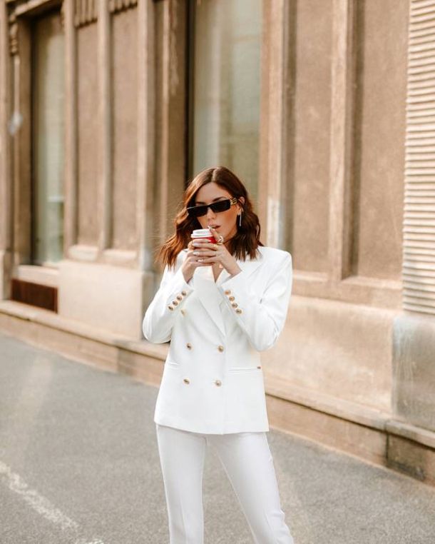 bijele hlace bijela jakna moda
