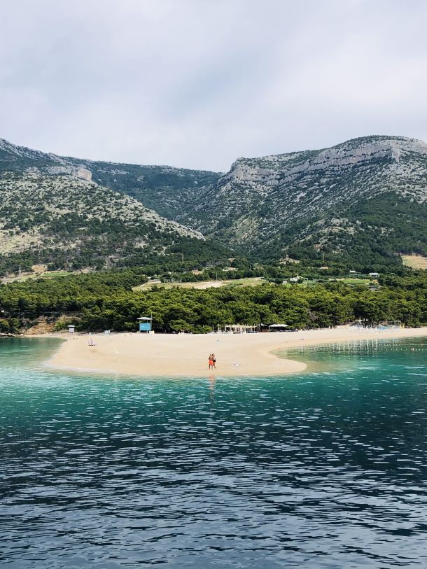 plaza zlatni rat bol brac