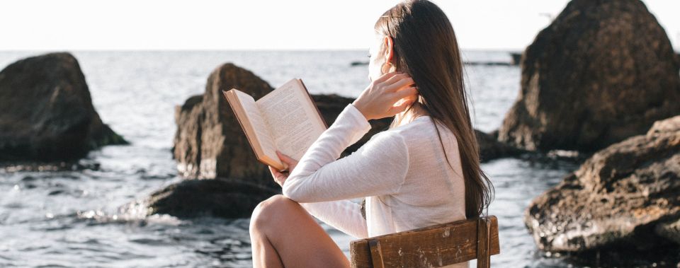 nova knjiga citanje knjige na moru-s