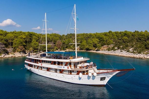 poust na krstarenje jadranom brod paradise