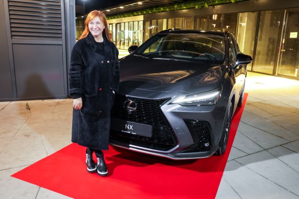 Diana Mikloš pokraj SUV LEXUS