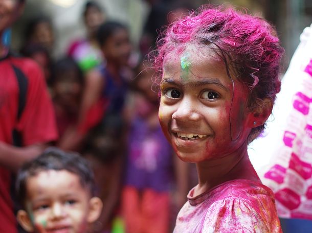 dijete u indiji na prazniku boja holi