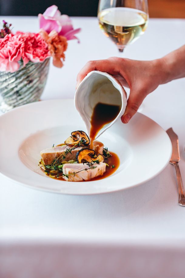 Lagano pečeni gof, karamelizirano mlado zelje, demi-glace od kostiju i gljiva (3)