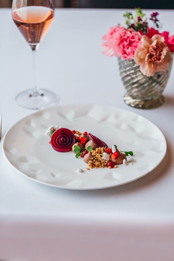 Namelaka s mliječnom čokoladom, jagode, rabarbara, crumble od bazge (4)