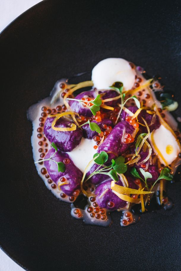 Njoki od ljubičastog batata, umak s ikrom pastrve, ušećerena korica od limuna, ribani kozji sir (2)
