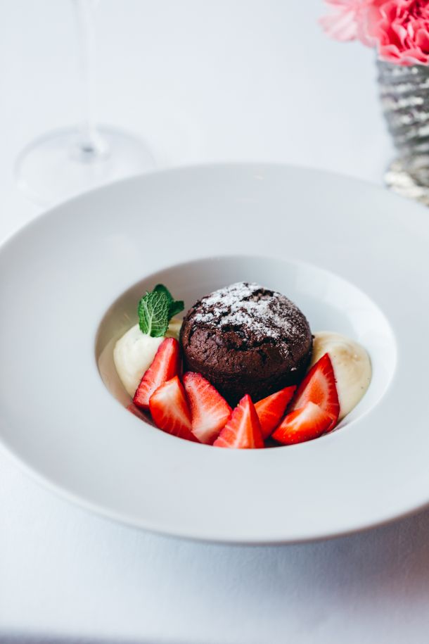 Topli čokoladni kolač sa svježim jagodama, krema od vanilije i mente (1)