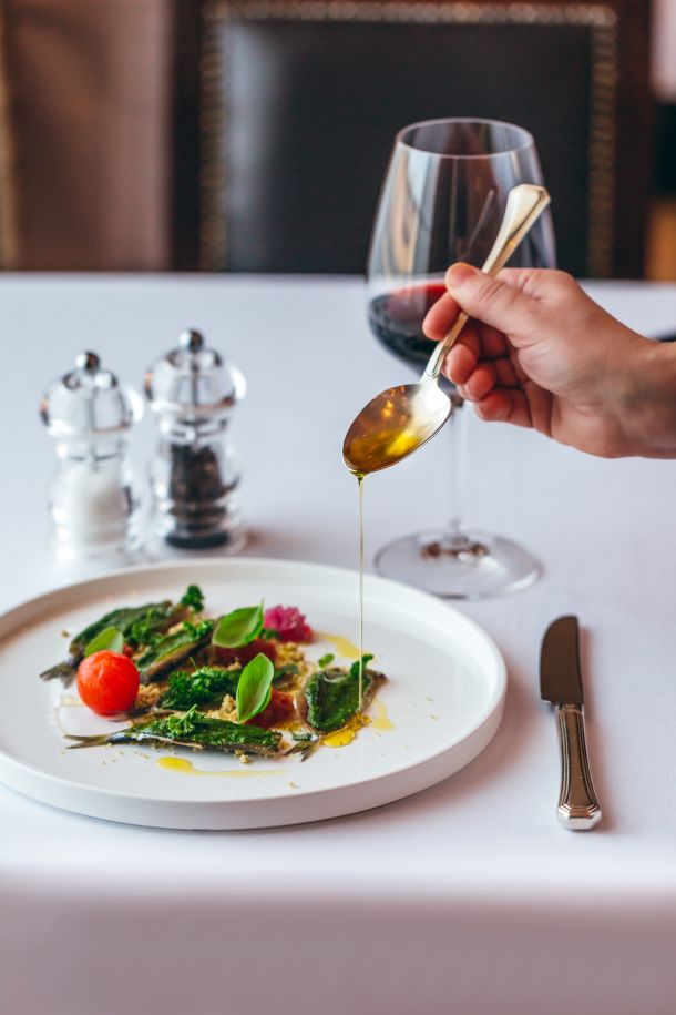 Usoljene srdele, pesto od peršina, crumble od kapara (2)