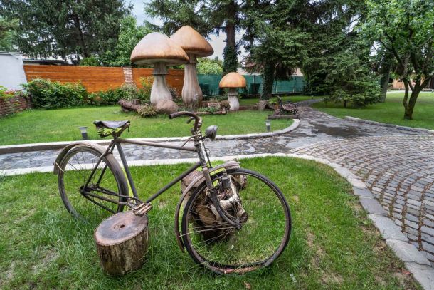 bicikl u vrtu restorana botanist