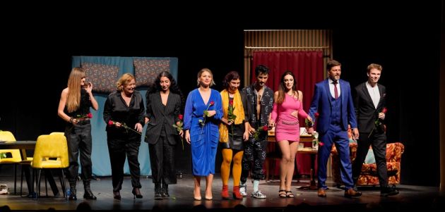 Ovacije na predstavi Tvorničke postavke