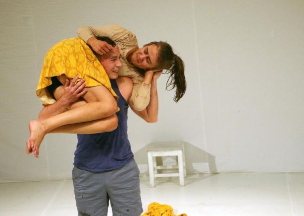 Ne idi daleko predstava