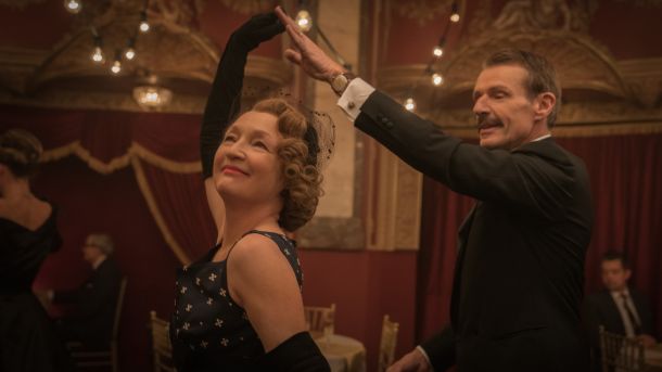 serija-mrs-harris-goes-paris-2