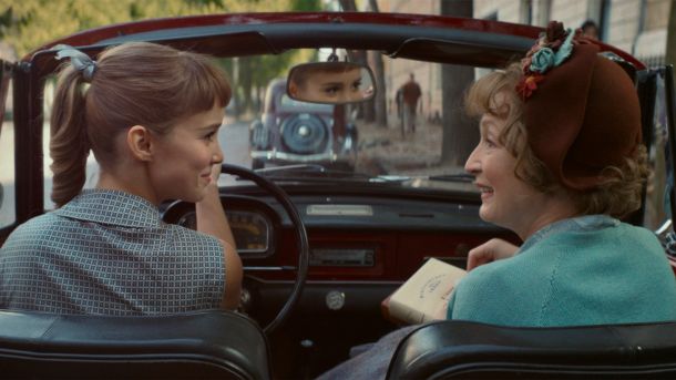 serija-mrs-harris-goes-paris-5