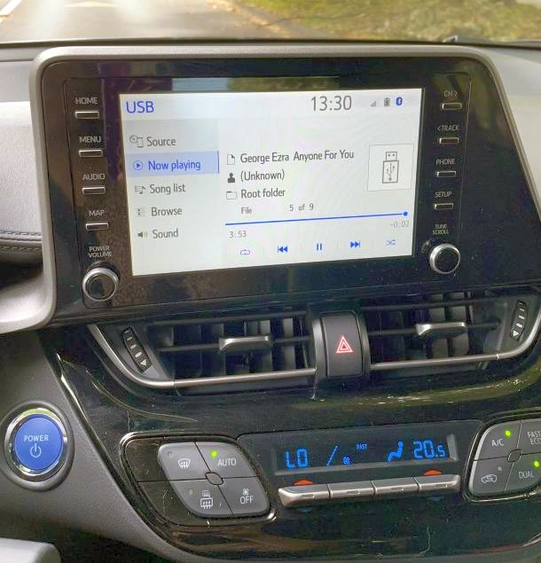 komandni ekran toyota chr hybrid