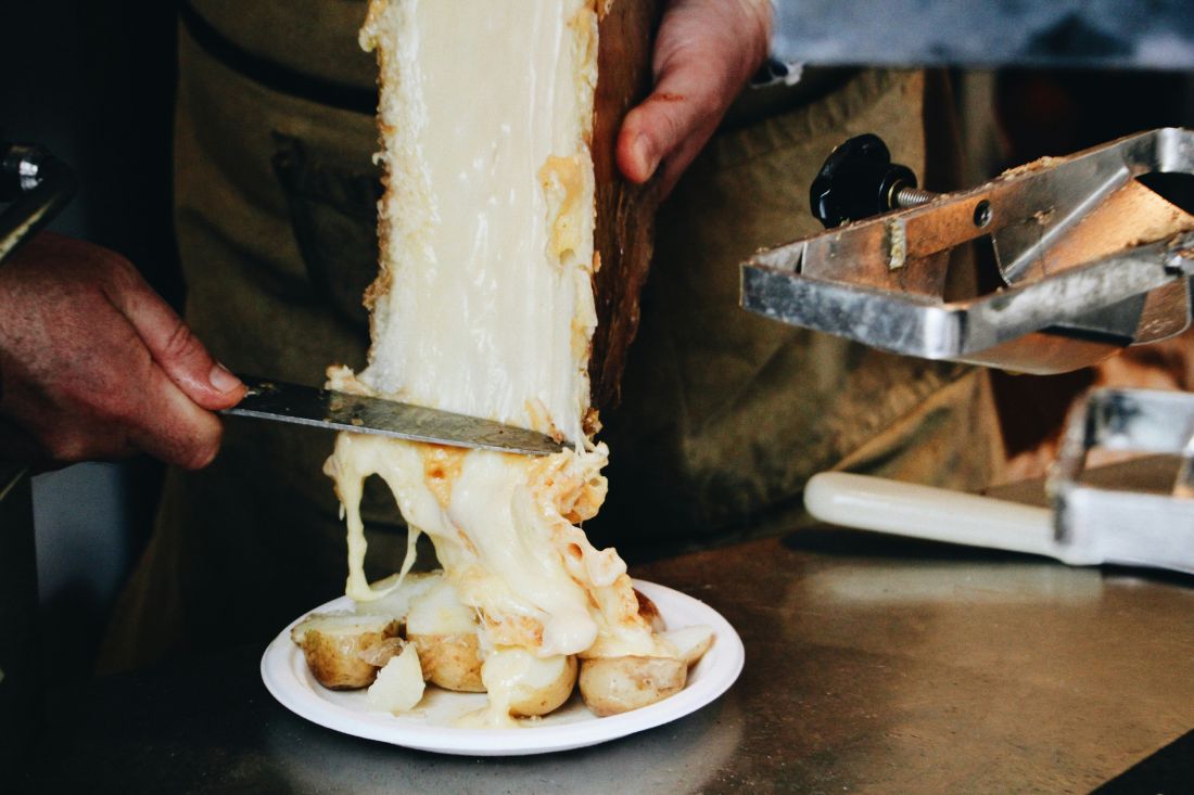 tradicionalno jelo raclette sa sirom i krumpirom