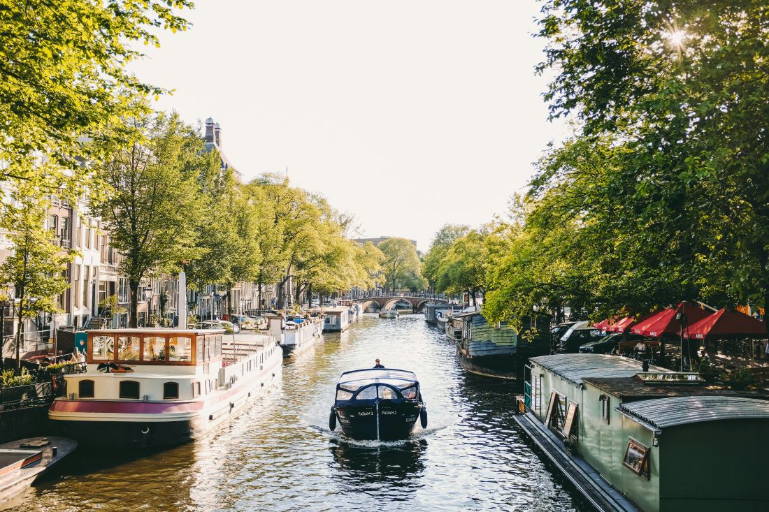 amsterdam zivot na brodu skupe kuce na kanalima